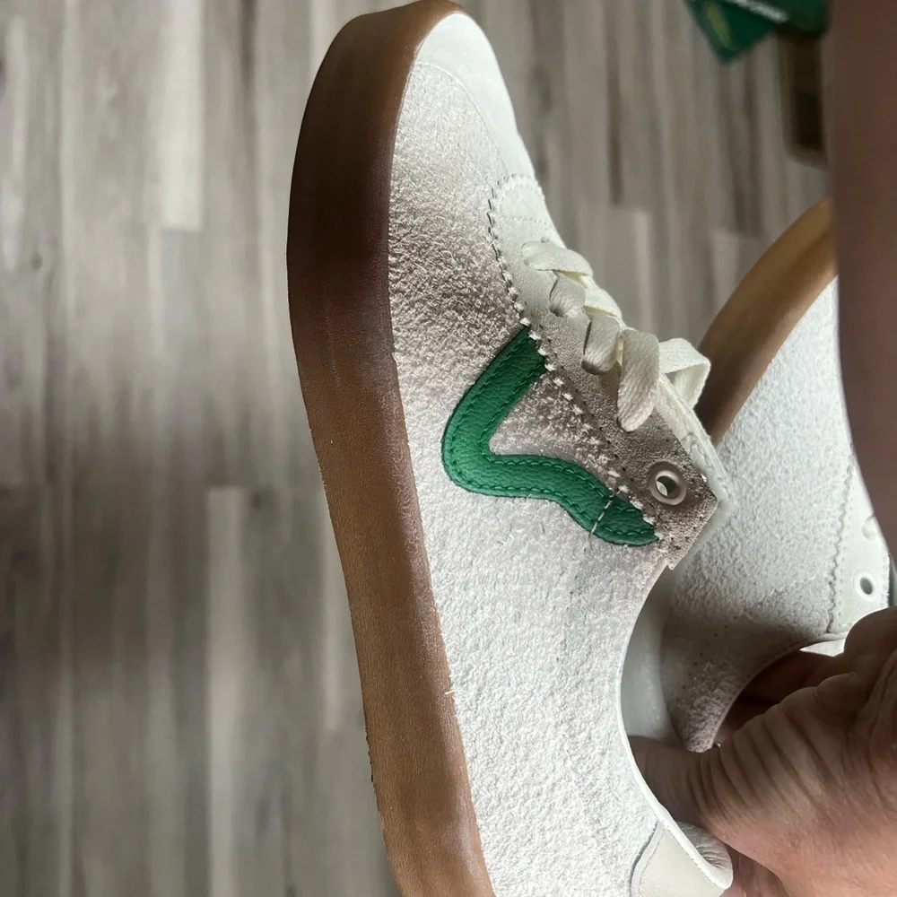 Vans - Picture 3 of 7